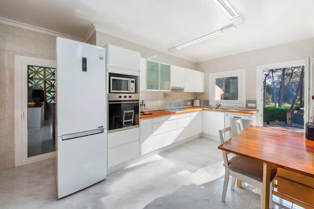 Cocina de Casa o chalet en venta en Castelldefels con Aire acondicionado, Calefacción y Jardín privado