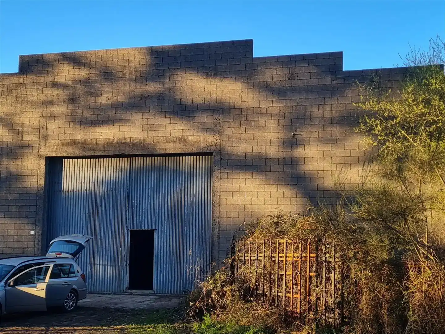 Außenansicht von Fabrikhallen zur Miete in A Estrada 