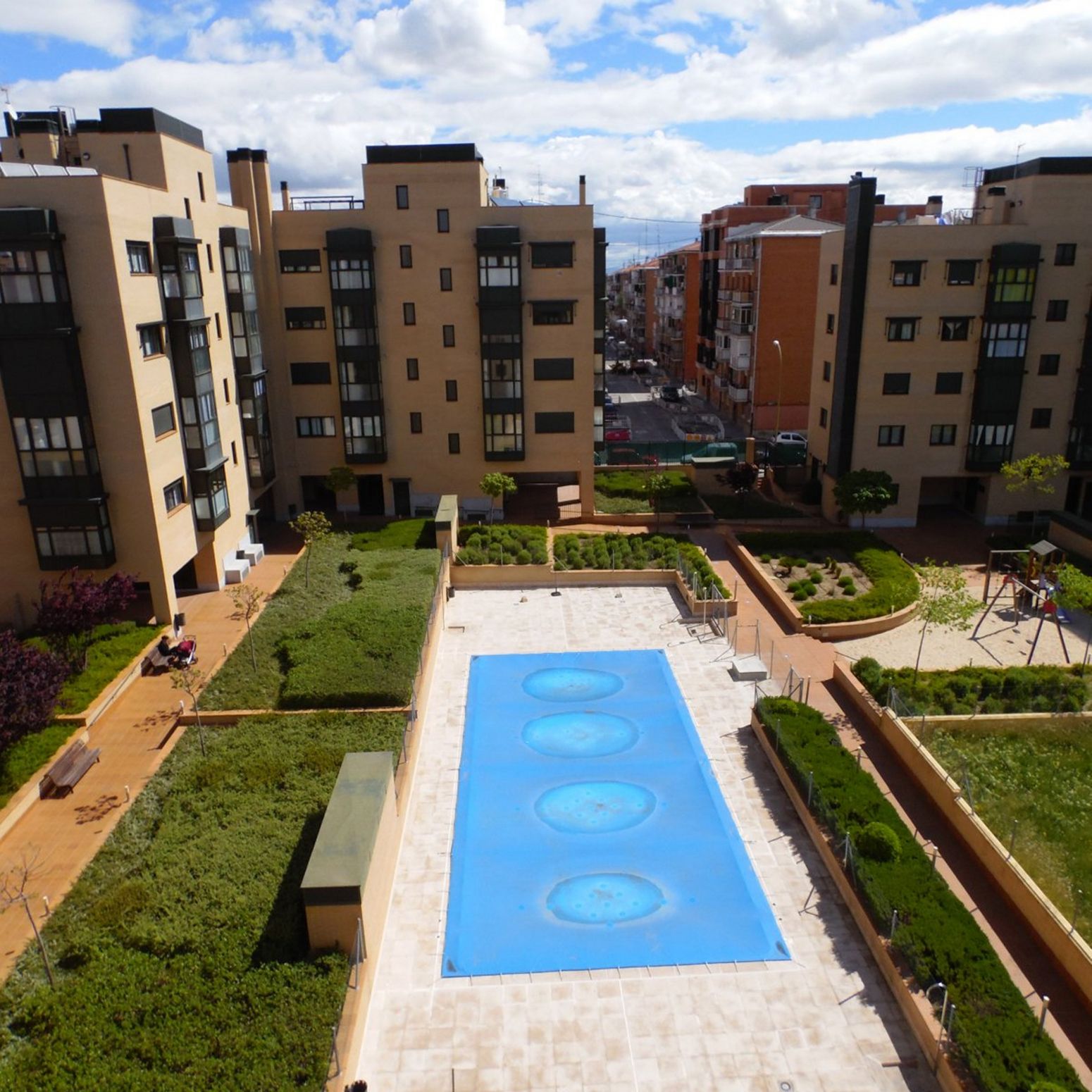 Piscina de Pis de lloguer en  Madrid Capital amb Aire condicionat, Calefacció i Jardí privat
