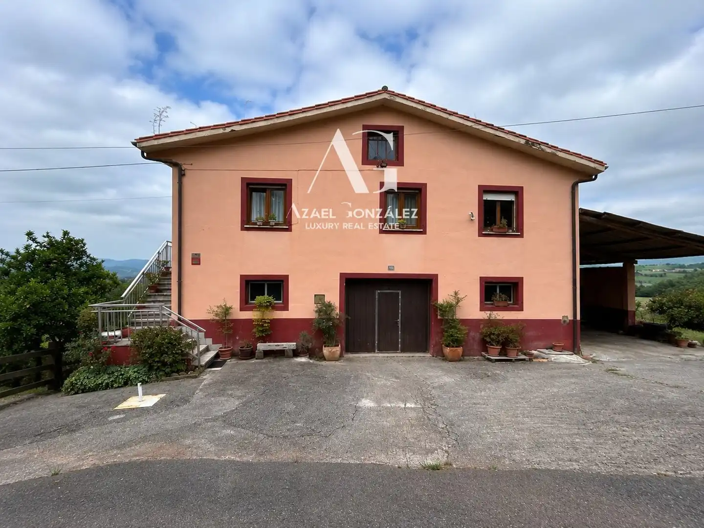 Vista exterior de Casa o xalet en venda en Torrelavega  amb Calefacció i Terrassa