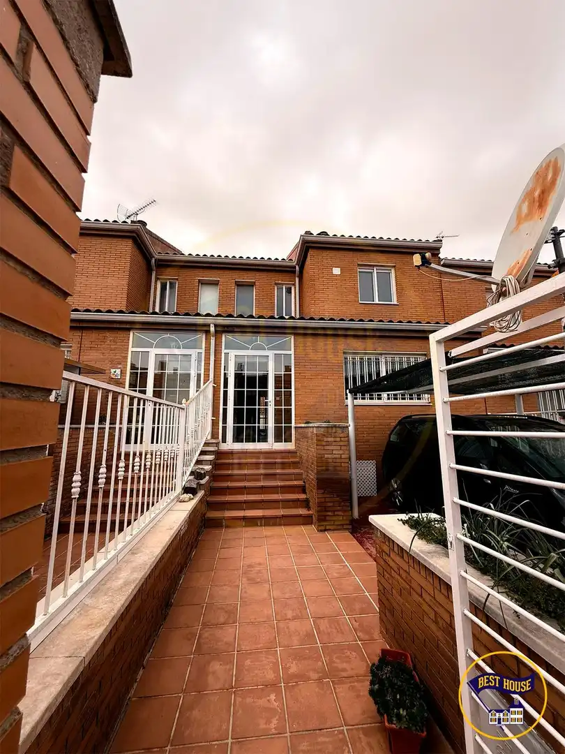 Detached homes for sale in Calle JOAQUIN RODRIGO , San Fernando - Carretera de Valencia