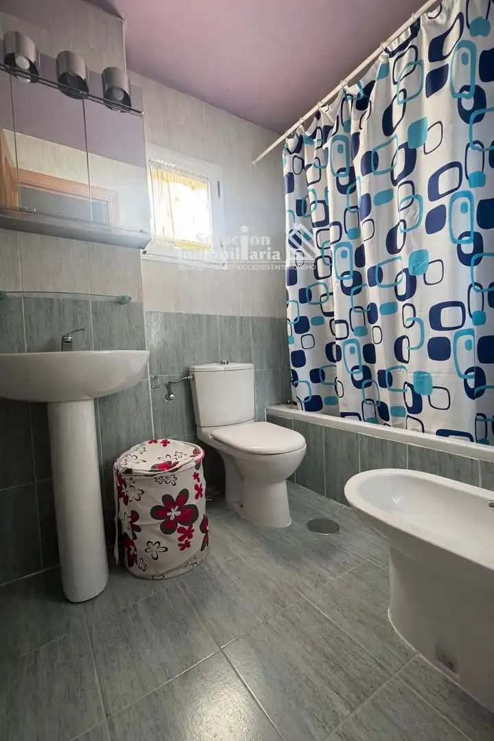 Baño de Dúplex de alquiler en Salamanca con Calefacción, Terraza y Piscina