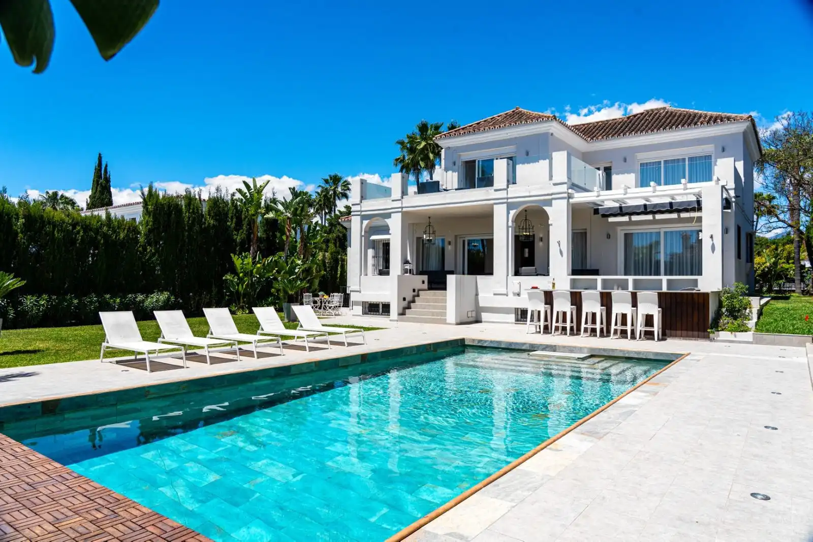 Vista exterior de Casa o xalet en venda en Marbella amb Aire condicionat, Jardí privat i Terrassa