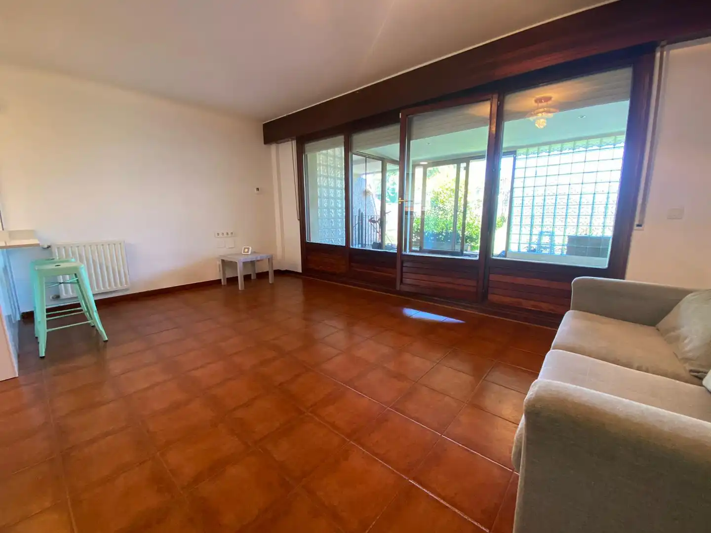 Wohnzimmer von Einfamilien-Reihenhaus zum Verkauf in Castro-Urdiales mit Heizung, Privatgarten und Parkett