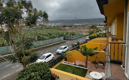 Vista exterior de Casa adosada en venda en Puerto de la Cruz amb Jardí privat, Terrassa i Balcó