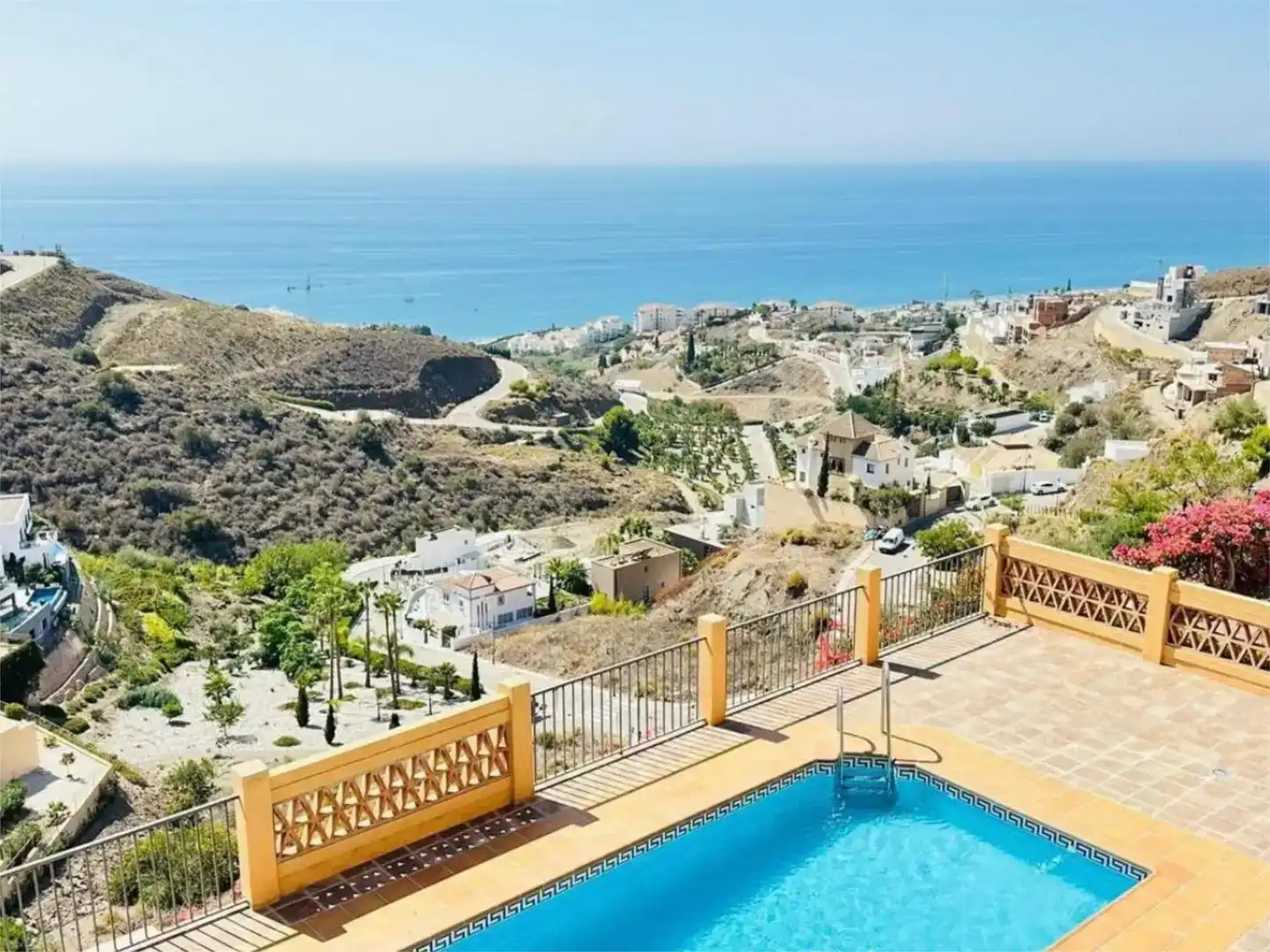 Außenansicht von Einfamilien-Reihenhaus zur Miete in Torrox mit Abstellraum, Schwimmbad und Möbliert