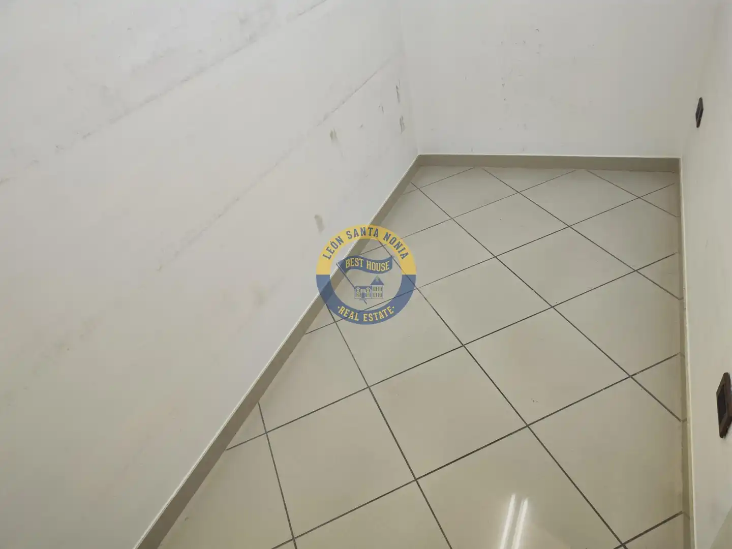 Oficina de alquiler en León Capital  con Calefacción y Amueblado
