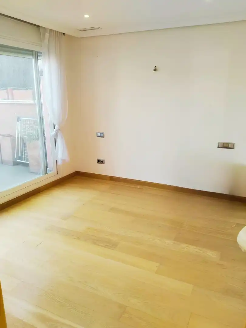 Schlafzimmer von Dachboden zur Miete in Madrid mit Klimaanlage, Heizung und Terrasse