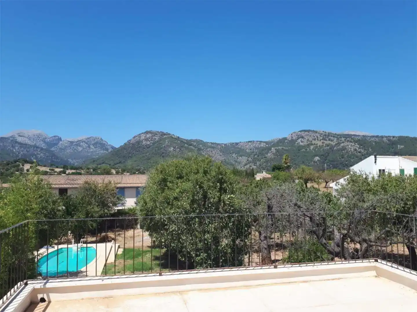Vista exterior de Casa adosada en venda en Campanet amb Aire condicionat, Piscina i Balcó