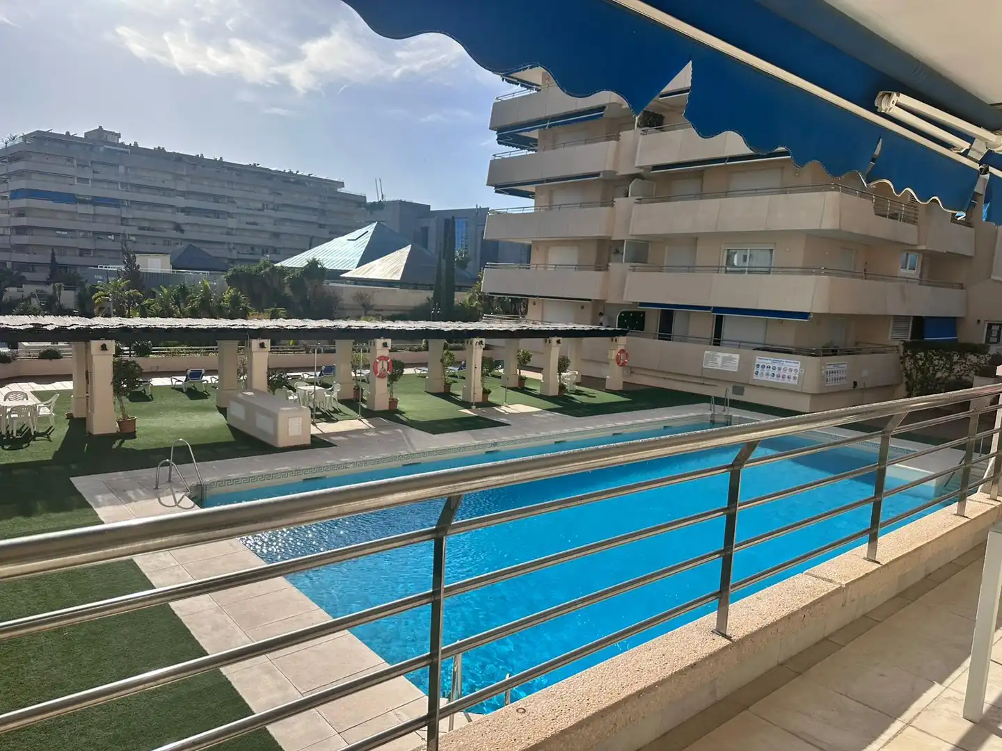 Piscina de Pis en venda en Marbella amb Aire condicionat, Calefacció i Jardí privat