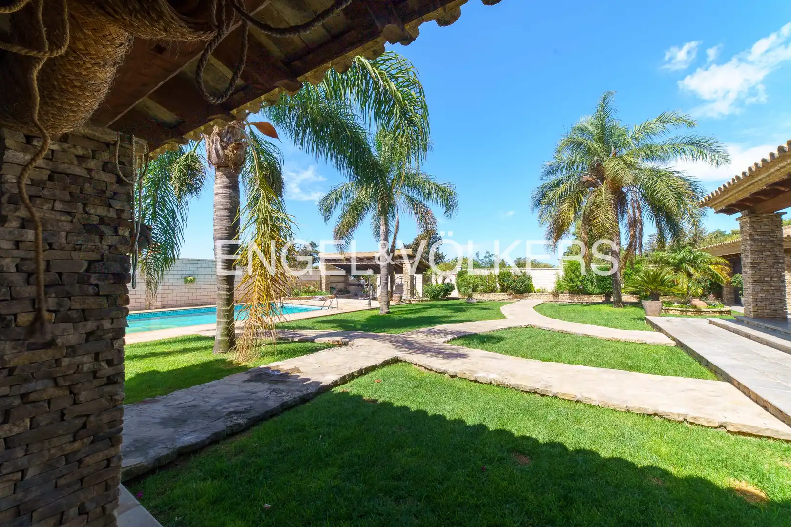 Vista exterior de Casa o xalet en venda en Chiclana de la Frontera amb Aire condicionat, Calefacció i Jardí privat
