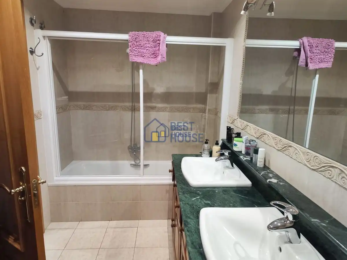 Bany de Casa o xalet en venda en San Andrés del Rabanedo amb Calefacció, Jardí privat i Parquet
