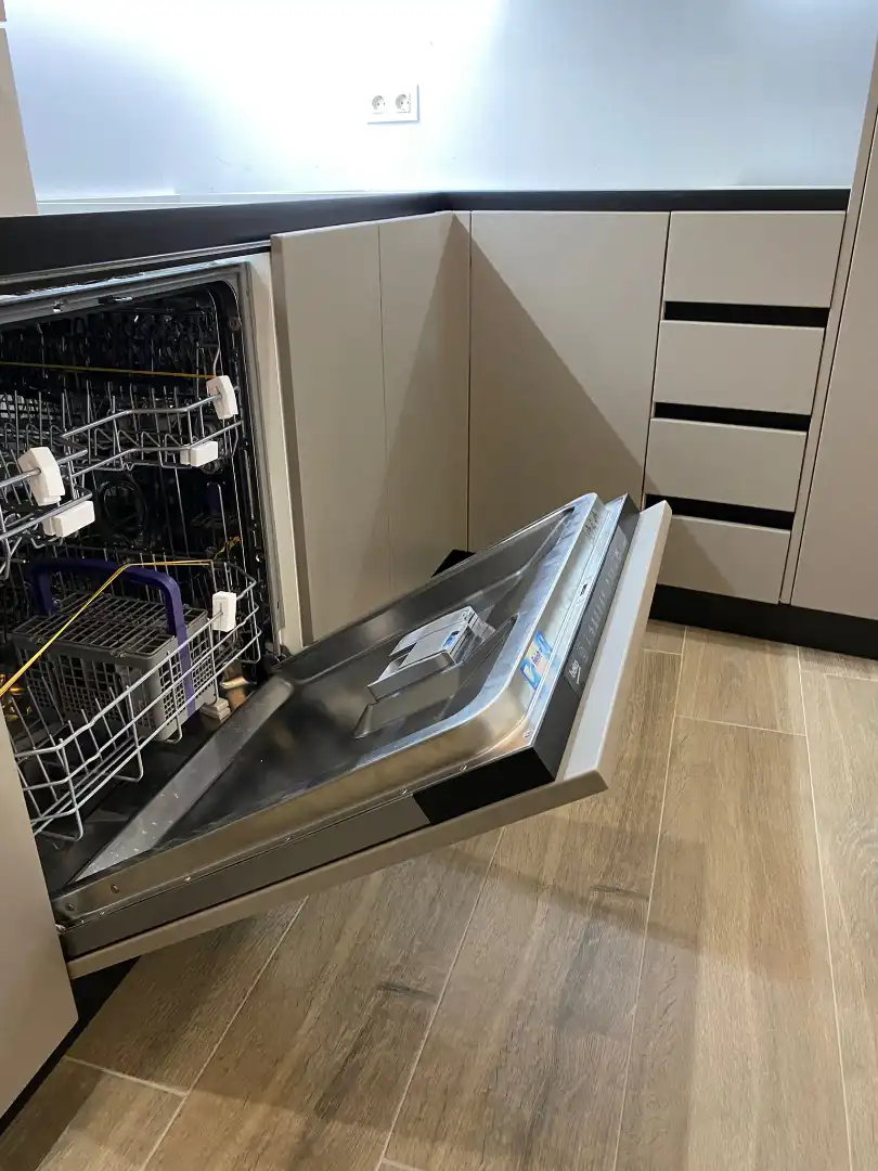 Kitchen of Flat for share in Madrid  with Air Conditioner, Furnished and Oven