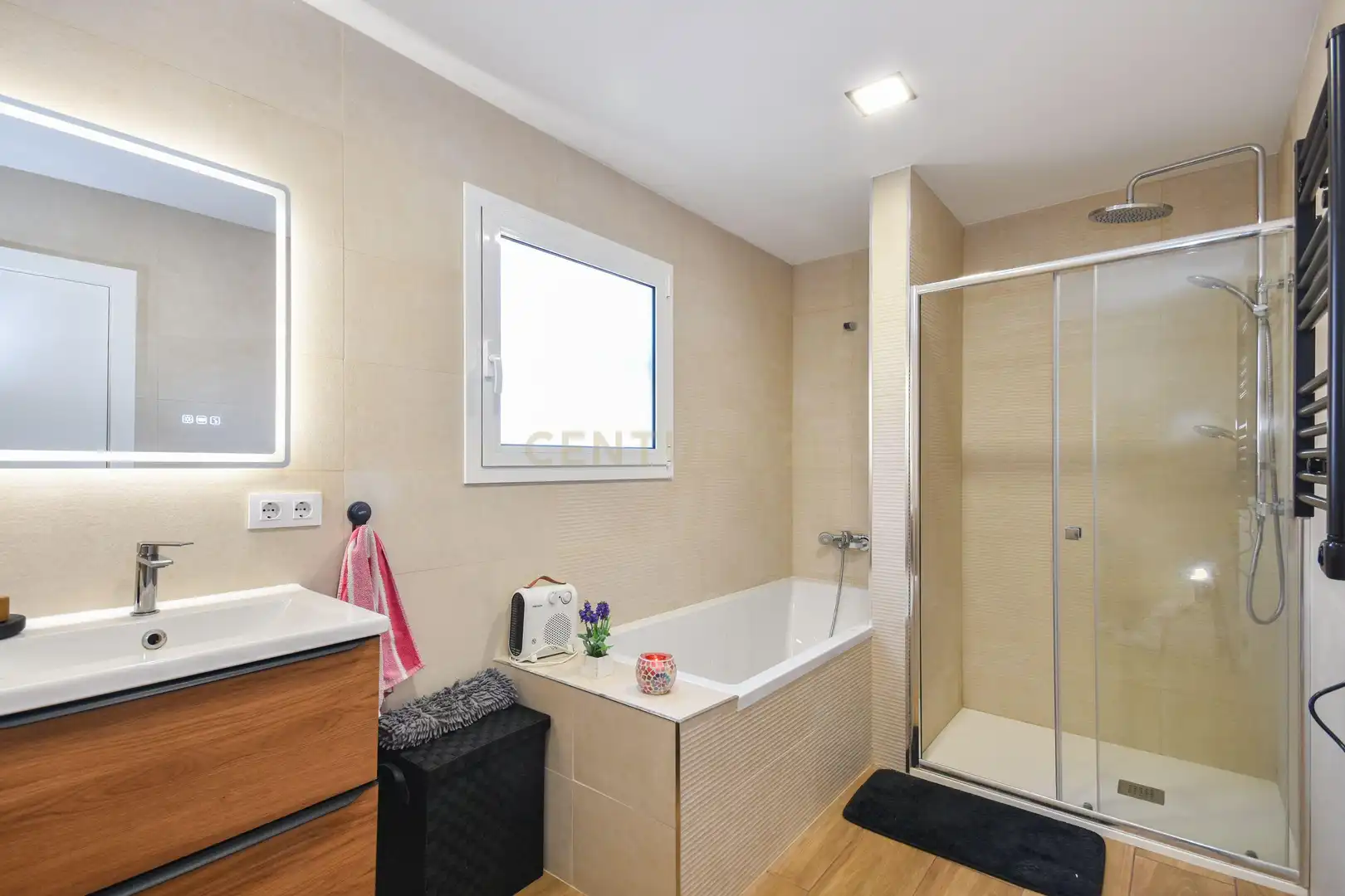 Bathroom of Houses for sale in Sant Vicenç Dels Horts  with Air Conditioner, Private garden and Storage room