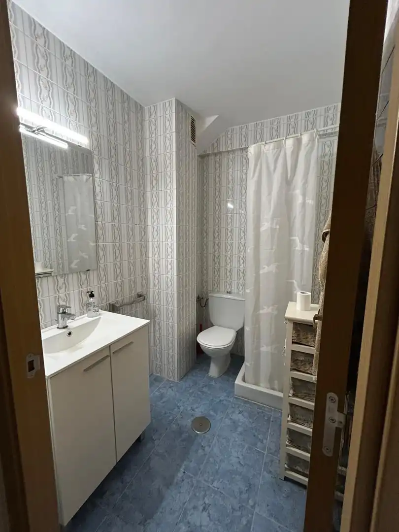 Badezimmer von Wohnung zur Miete in A Coruña Capital 