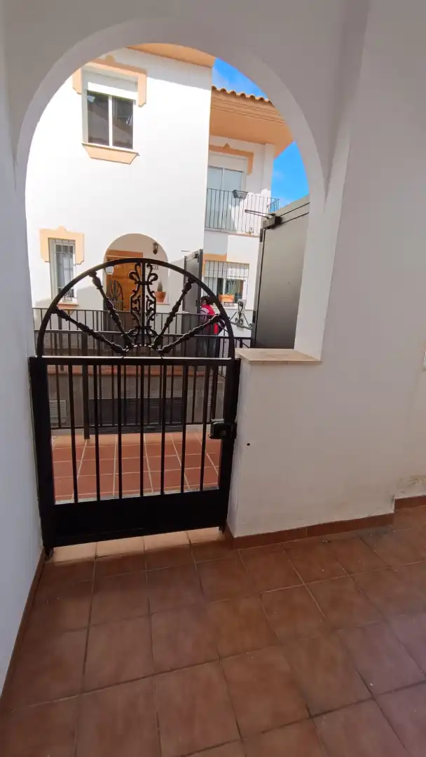 Casa adosada de alquiler en La Zubia con Amueblado, Horno y Lavadora