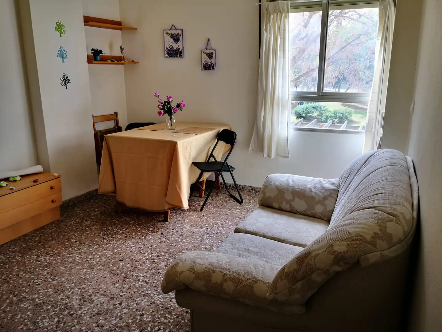 Sala d'estar de Estudi de lloguer en  Valencia Capital amb Moblat, Forn i Rentadora