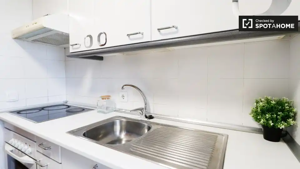 Cuina de Pis per a compartir en Alcalá de Henares amb Aire condicionat, Terrassa i Moblat