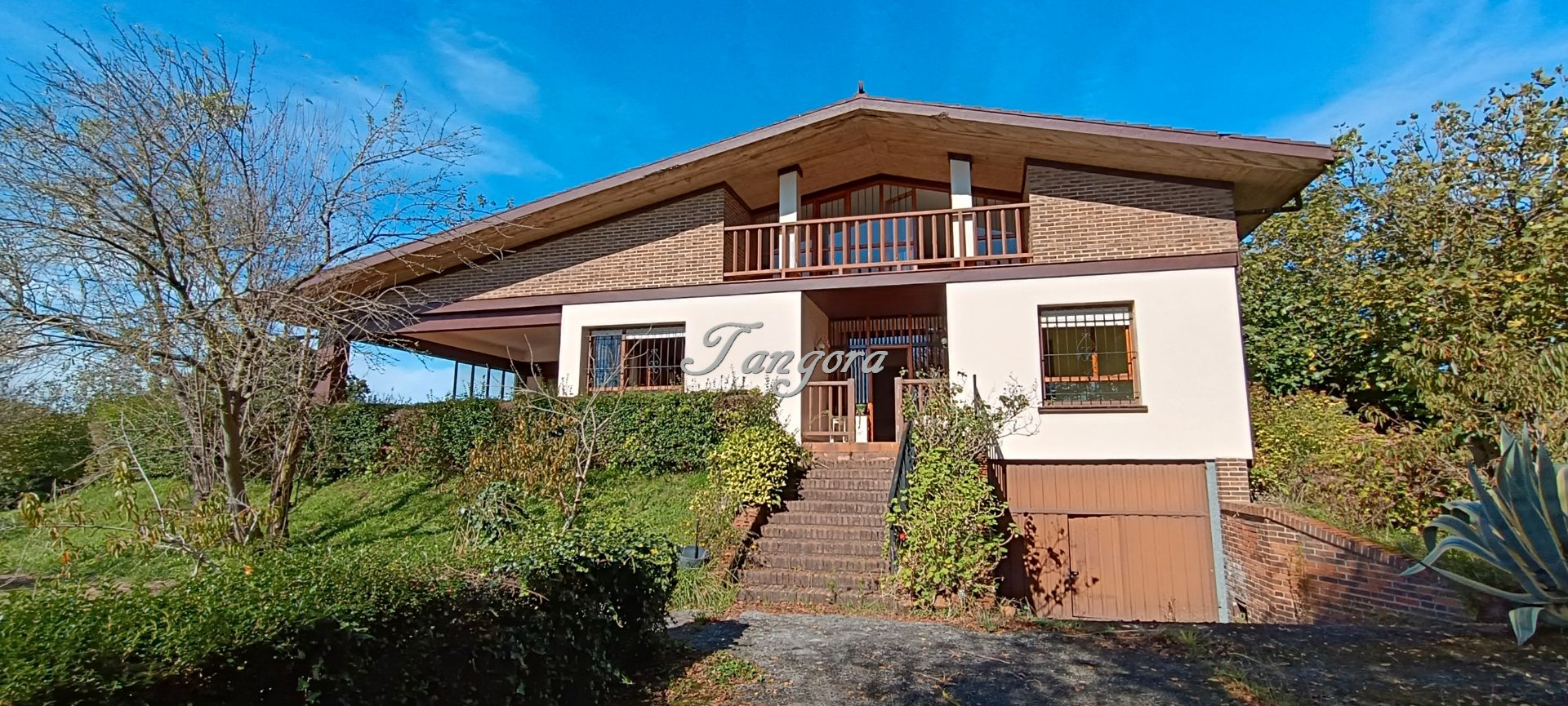 Vista exterior de Casa o xalet en venda en Getxo  amb Calefacció, Jardí privat i Parquet