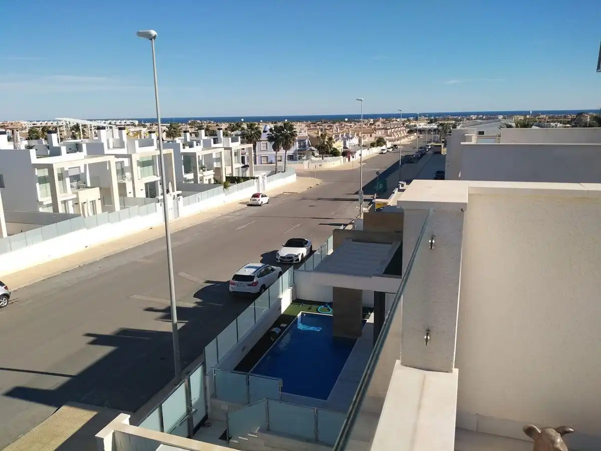 Vista exterior de Casa o xalet en venda en Orihuela amb Aire condicionat, Terrassa i Piscina