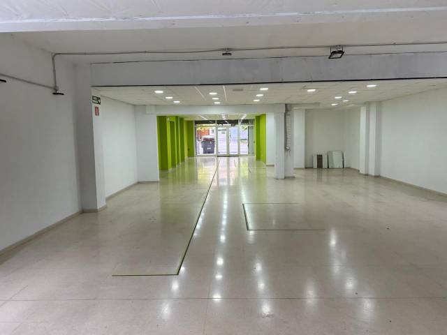 Local comercial en Venta en Del Vint-I-Dos De Juliol en Vallparadís - Antic Poble de Sant Pere