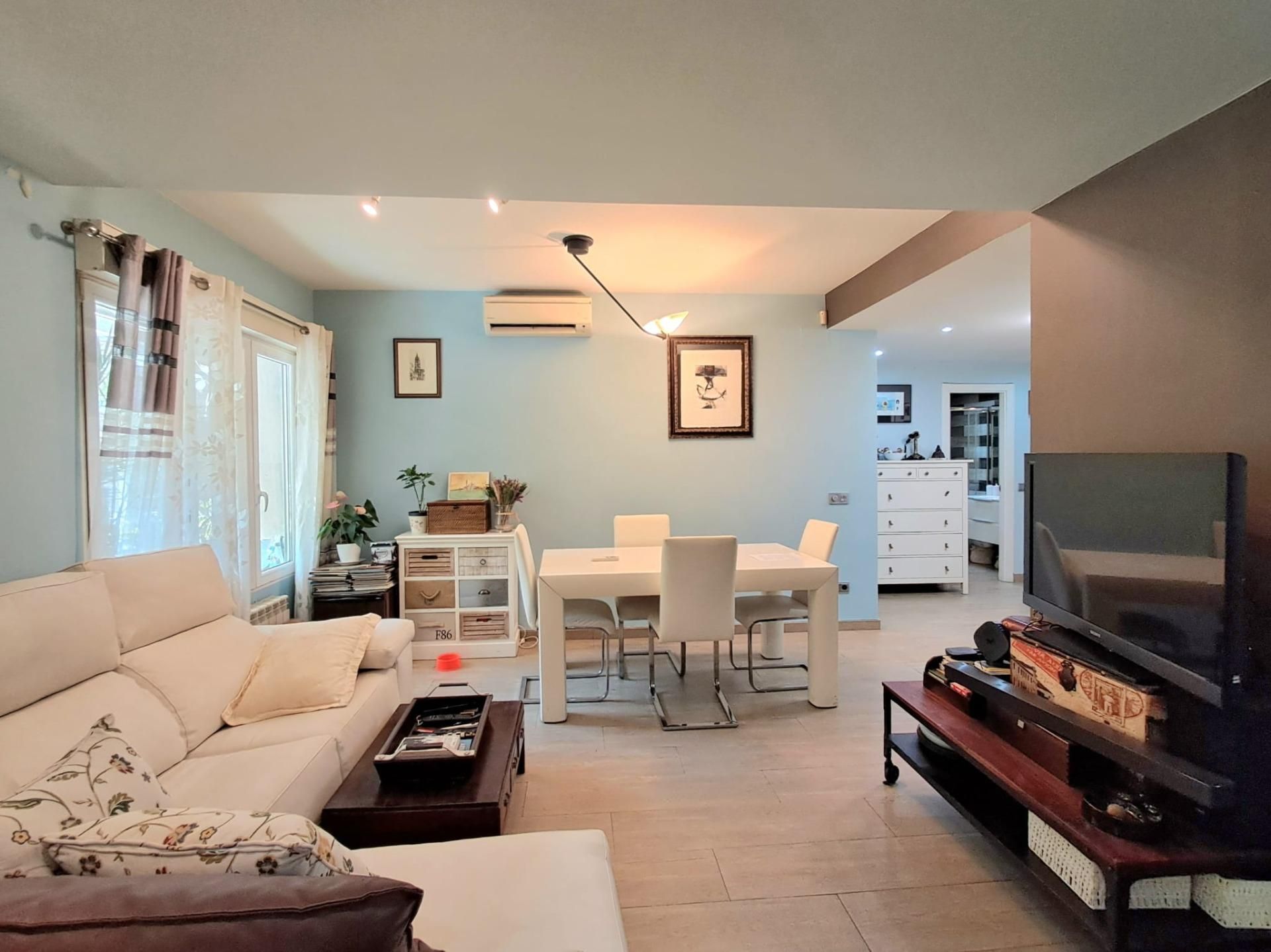 Sala d'estar de Pis en venda en  Madrid Capital amb Aire condicionat, Calefacció i Jardí privat