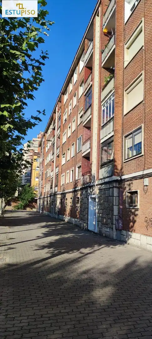Vista exterior de Pis en venda en León Capital  amb Calefacció, Terrassa i Balcó