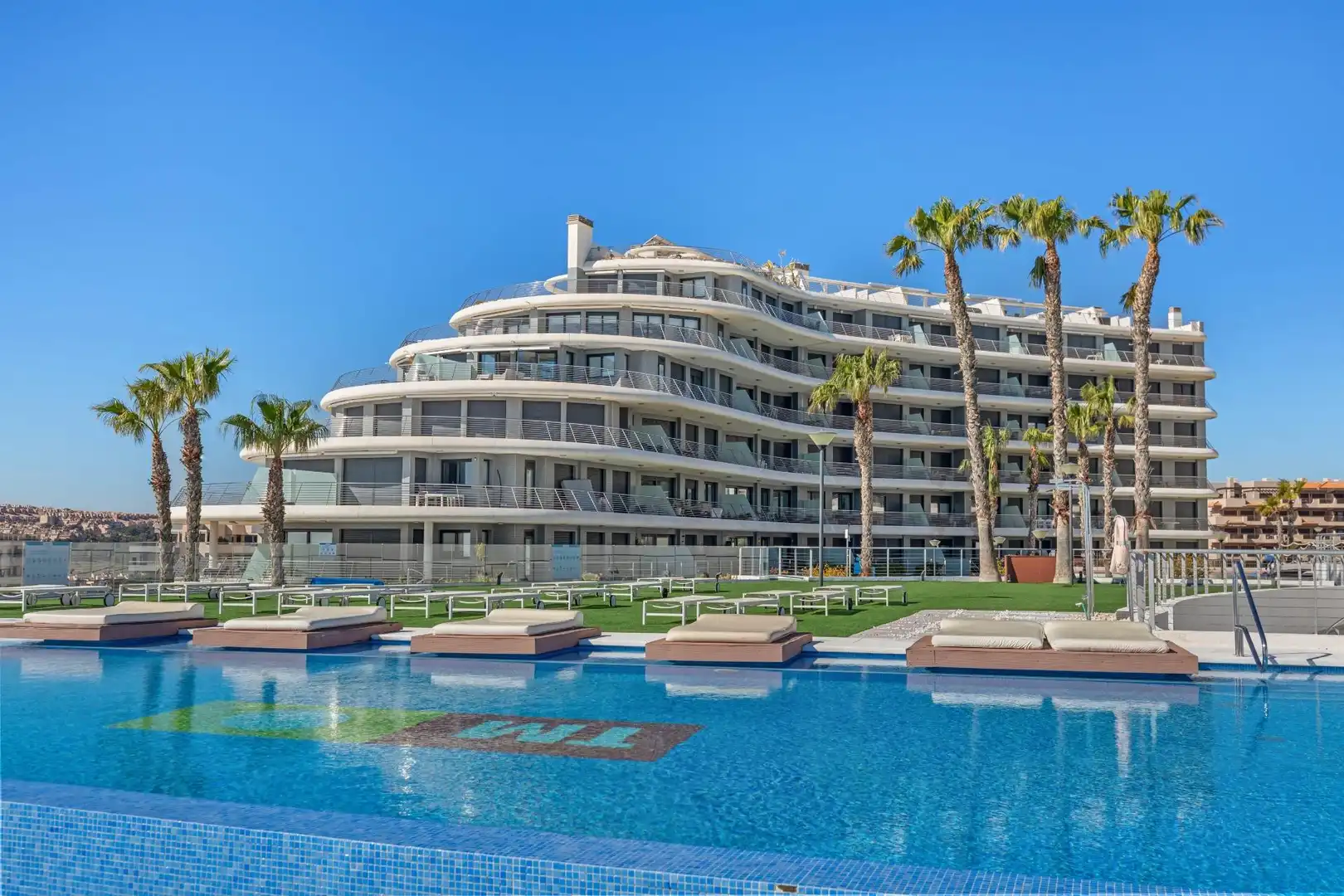 Piscina de Apartament en venda en Elche / Elx amb Aire condicionat, Calefacció i Jardí privat