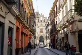 Vista exterior de Edifici en venda en Sevilla