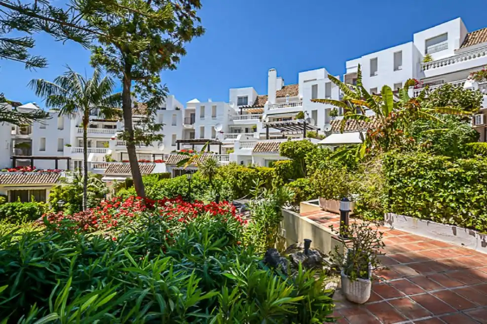 Vista exterior de Apartament en venda en Marbella amb Aire condicionat, Moblat i Forn