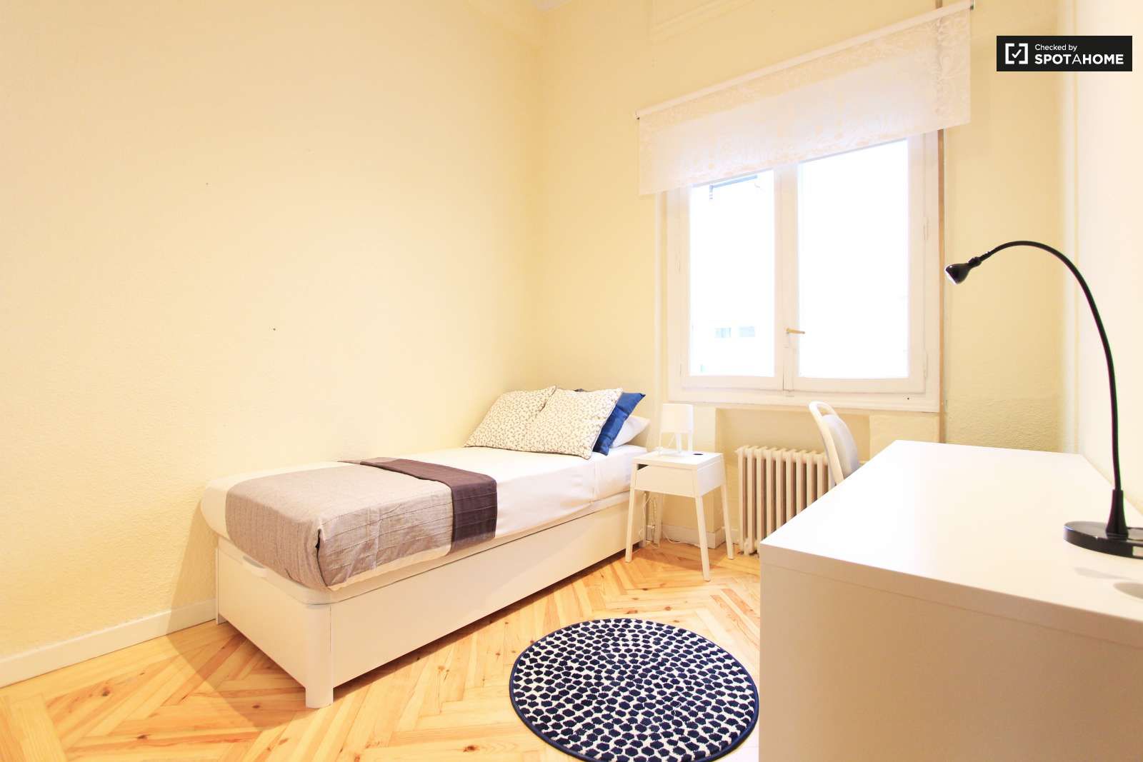 Bedroom of Flat to share in  Madrid Capital  with Air Conditioner and Terrace