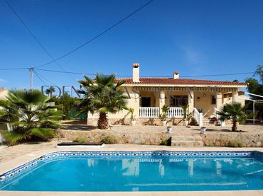 Villa con piscina in vendita a GOLONDRINAS