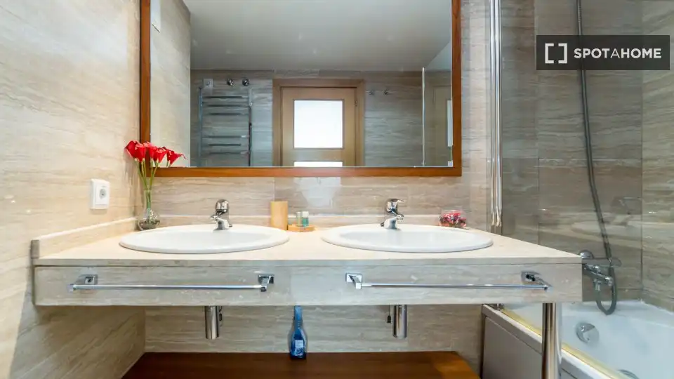 Badezimmer von Wohnung zur Miete in Valencia mit Klimaanlage, Heizung und Möbliert