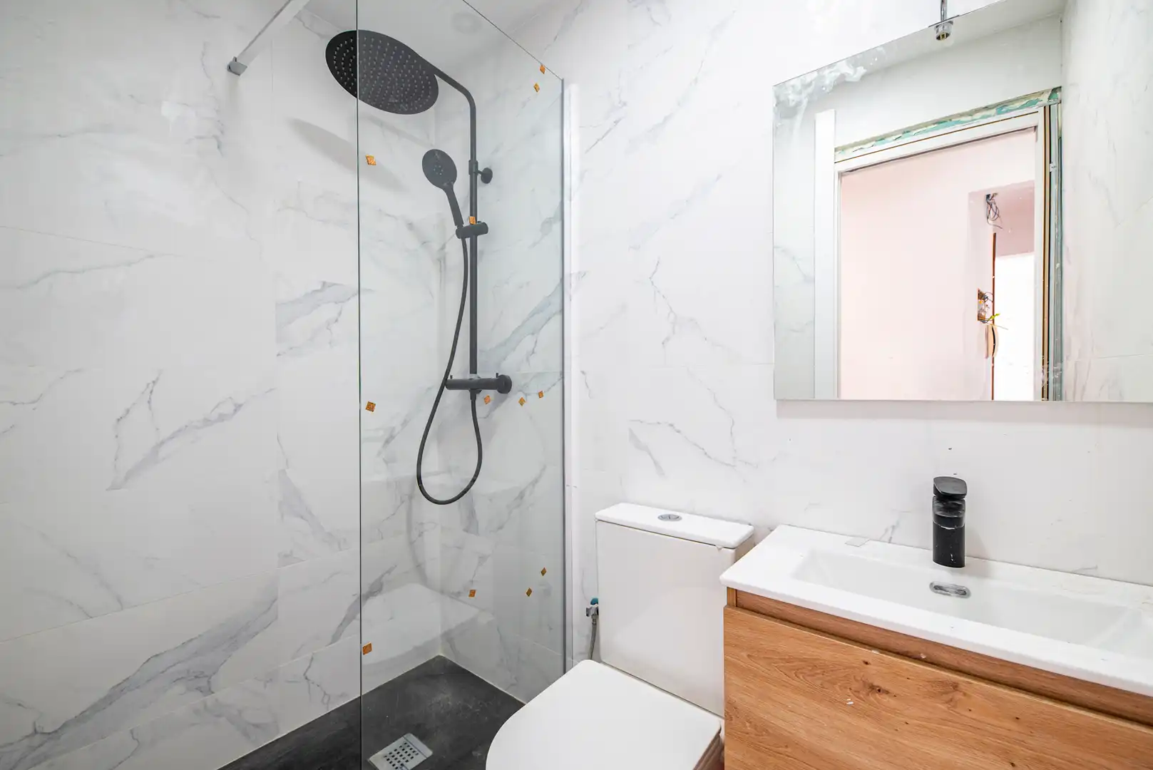Badezimmer von Dachboden zum Verkauf in Mataró mit Parkett, Terrasse und Ofen