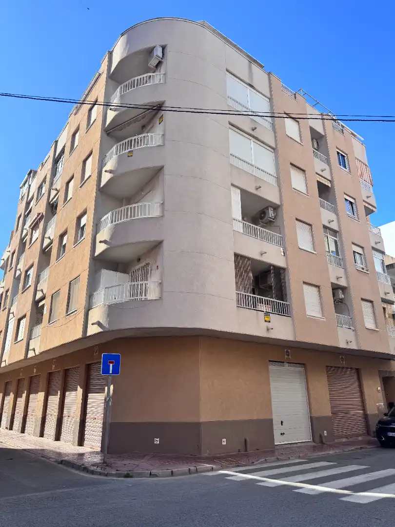 Außenansicht von Wohnung zur Miete in Torrevieja mit Klimaanlage, Heizung und Terrasse