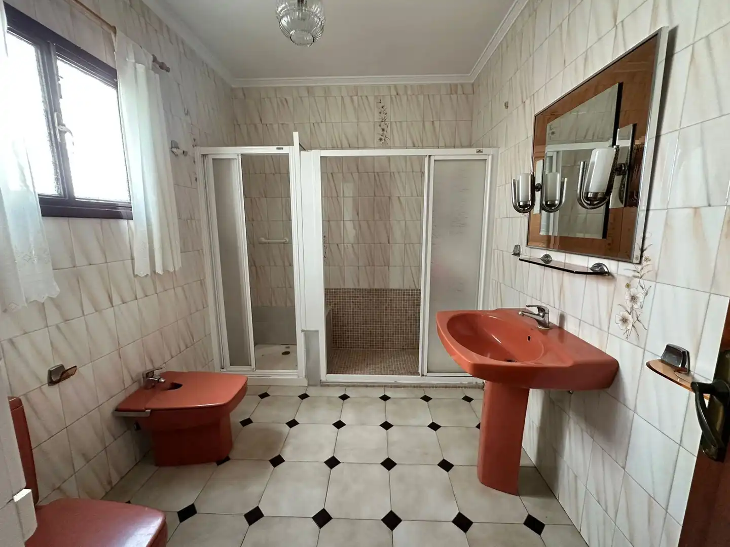 Bany de Casa o xalet en venda en Vélez-Málaga amb Aire condicionat, Jardí privat i Traster