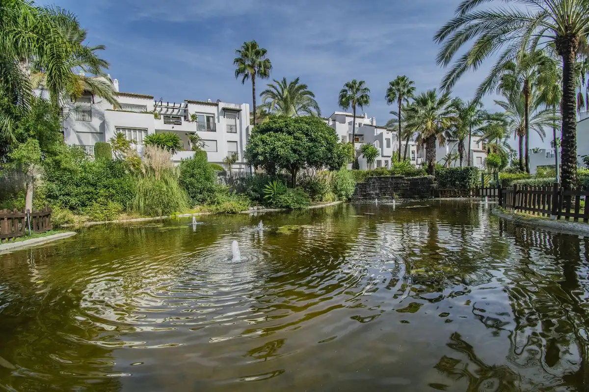 Außenansicht von Dachboden zum Verkauf in Estepona mit Klimaanlage, Terrasse und Möbliert