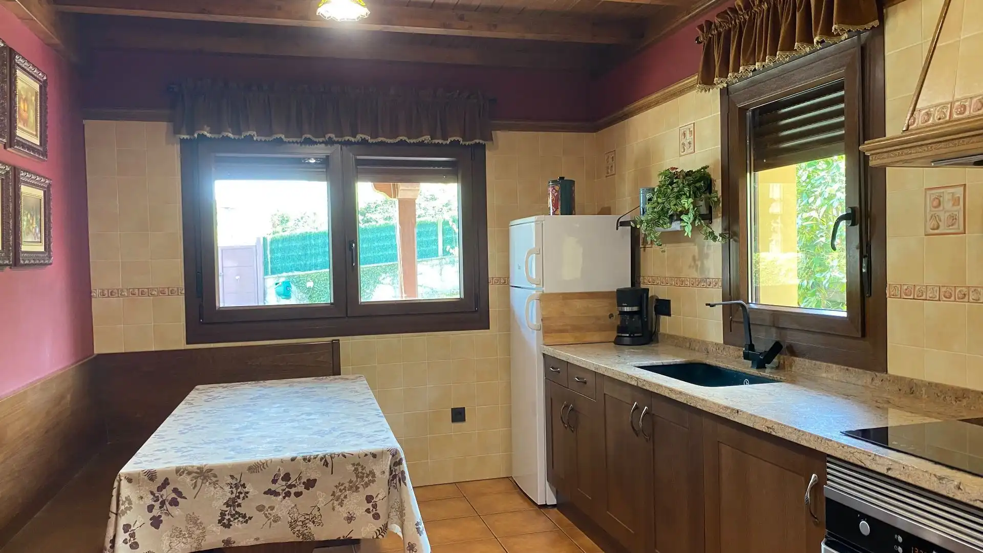 Cuina de Casa o xalet en venda en Parres amb Calefacció, Jardí privat i Traster