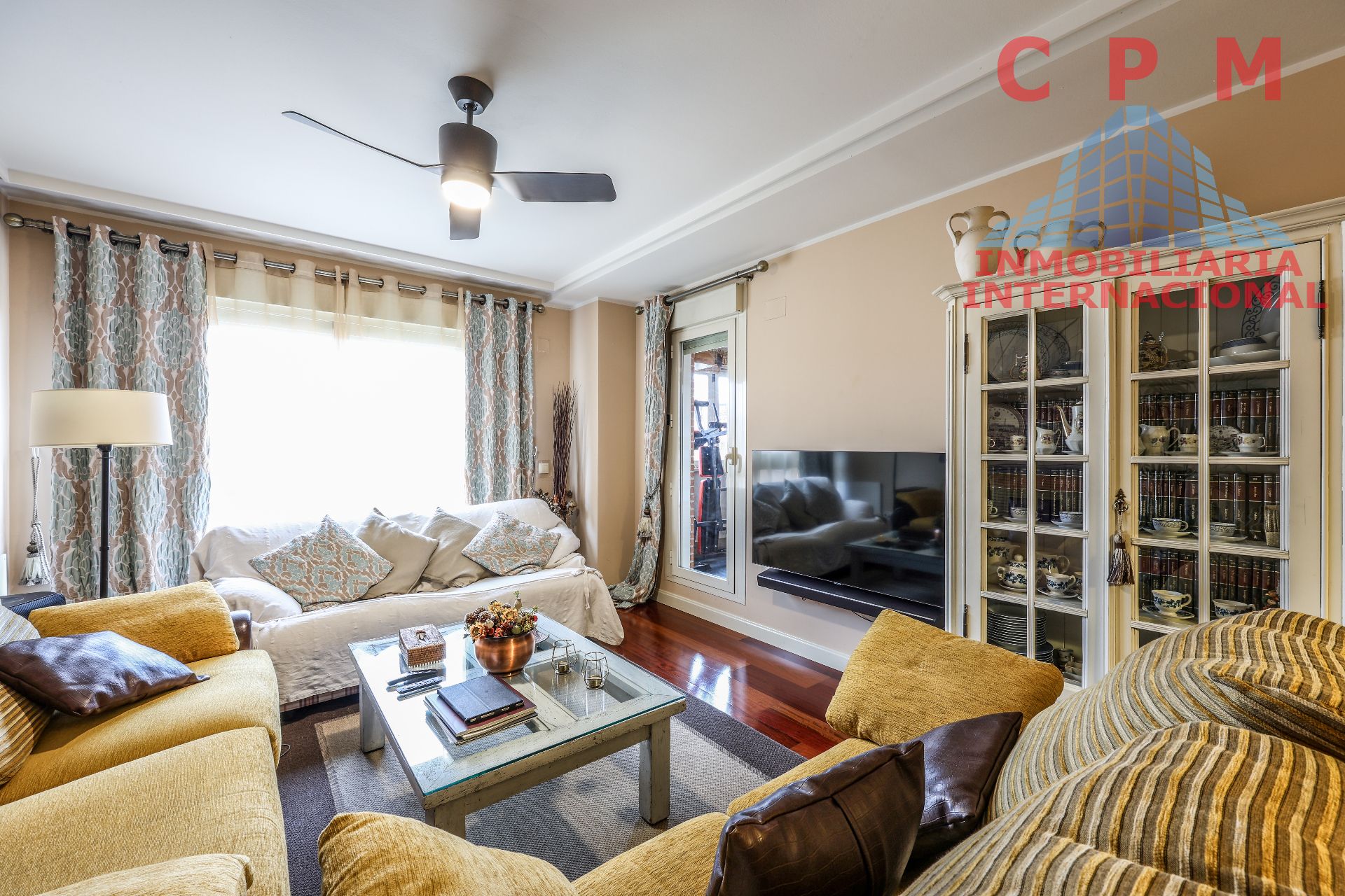 Living room of Flat to rent in  Madrid Capital  with Air Conditioner, Heating and Parquet flooring