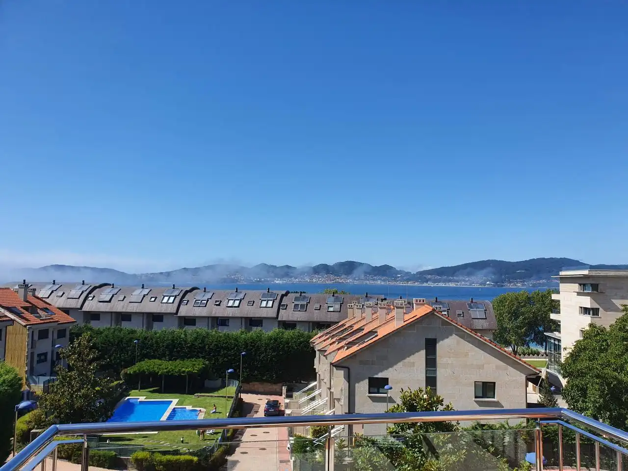 Piscina de Casa adosada en venda en Vigo  amb Calefacció, Jardí privat i Moblat