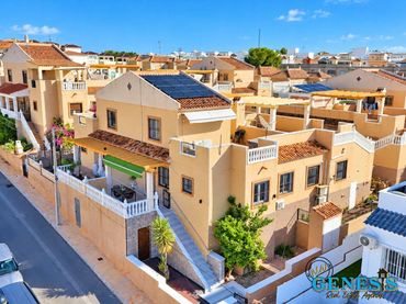 Casa aparellada amb balcó en venda a Calle Cádiz