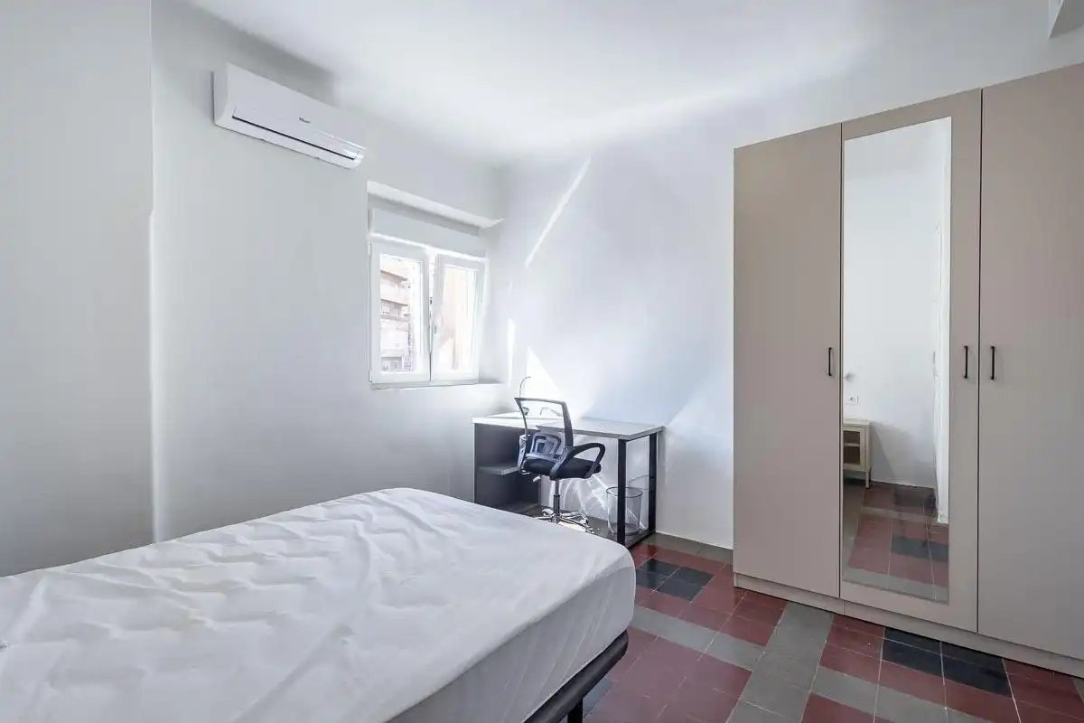 Habitación de Piso de alquiler en Granada con Aire acondicionado, Amueblado y Balcón