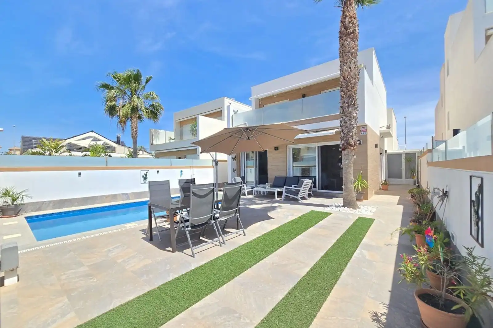 Chalet con piscina en venta en Pilar de la Horadada ciudad