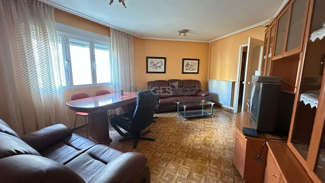 Sala d'estar de Pis en venda en León Capital  amb Calefacció i Moblat