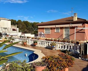 Vista exterior de Casa o xalet en venda en Vilanova i la Geltrú amb Terrassa i Piscina