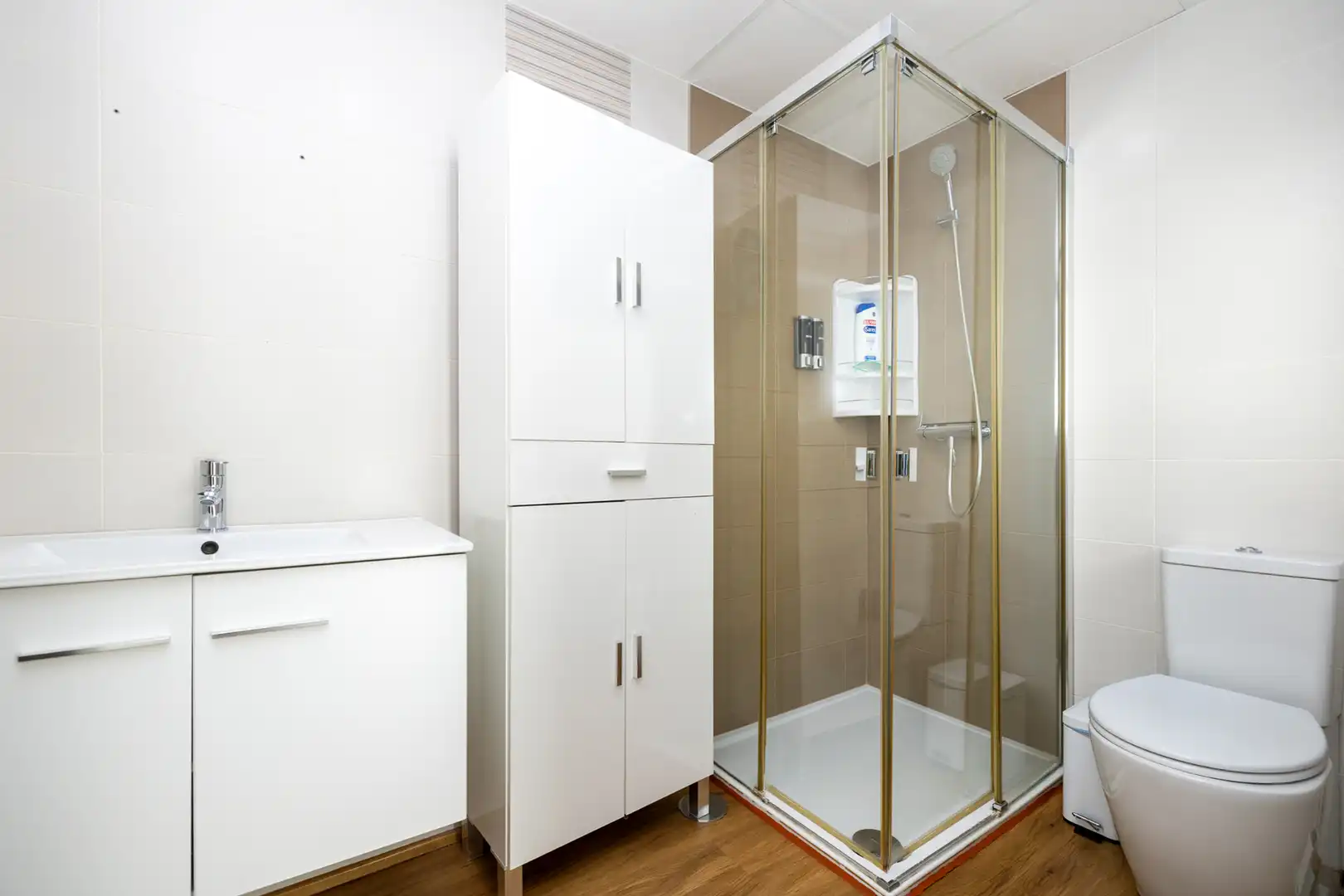 Baño de Piso de alquiler en Granada con Aire acondicionado, Calefacción y Amueblado