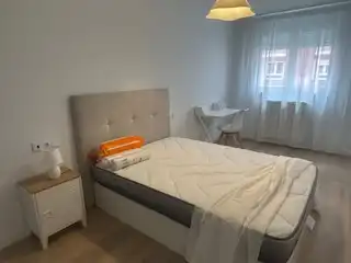 Dormitori de Apartament de lloguer en León Capital  amb Calefacció, Parquet i Terrassa