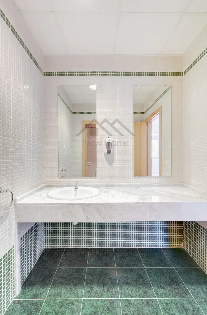Baño de Oficina de alquiler en Paterna con Aire acondicionado, Calefacción y Trastero