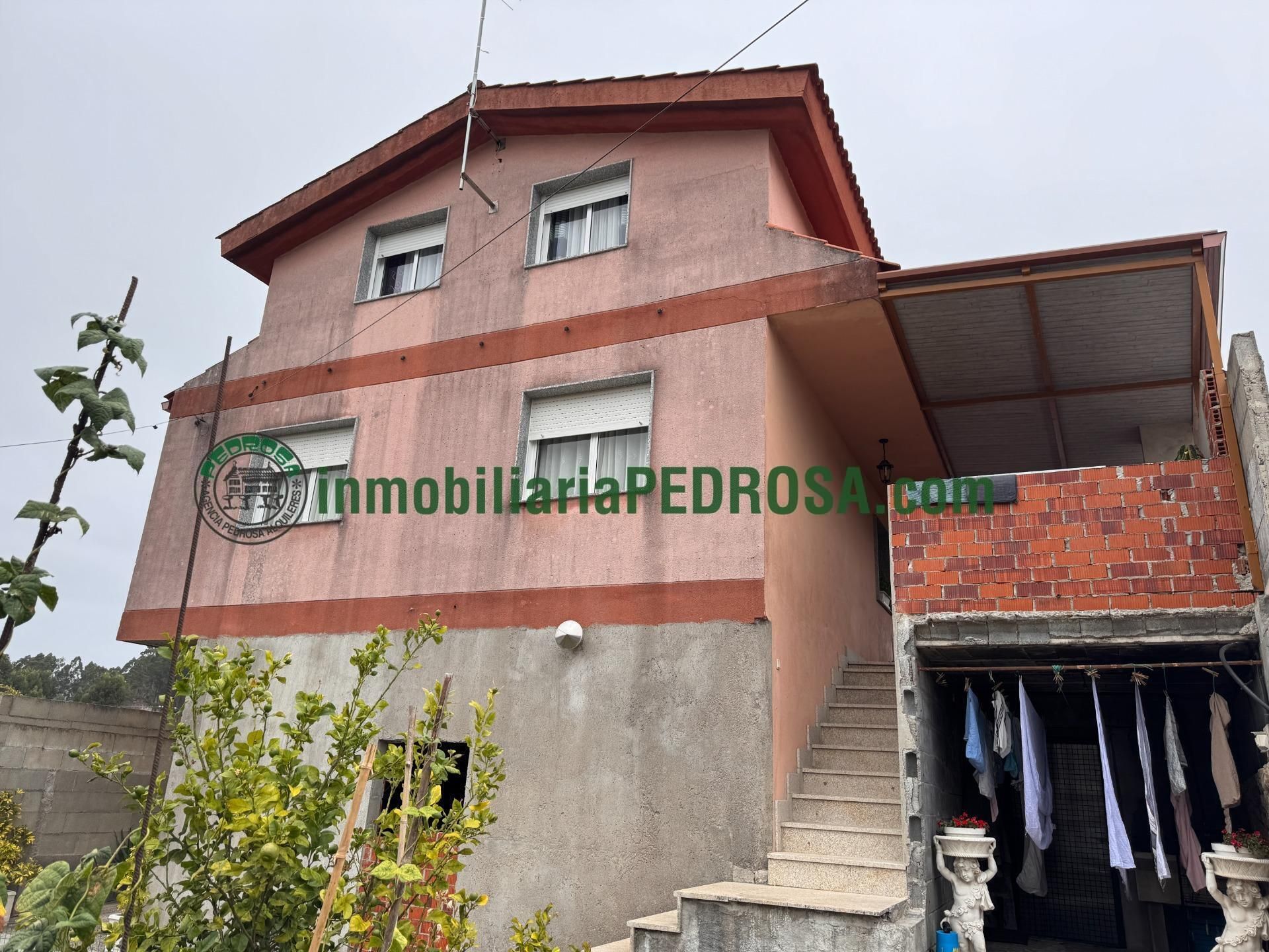 Vista exterior de Casa o xalet en venda en Poio amb Jardí privat i Terrassa