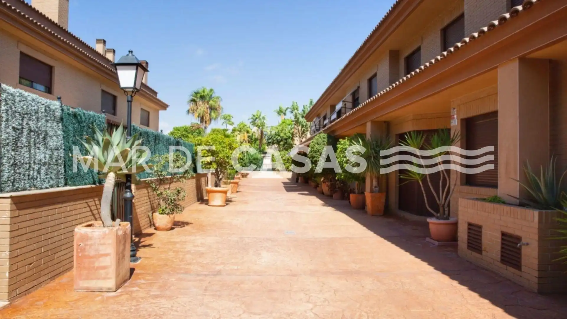 Vista exterior de Casa adosada en venda en Sant Joan d'Alacant amb Aire condicionat, Calefacció i Jardí privat